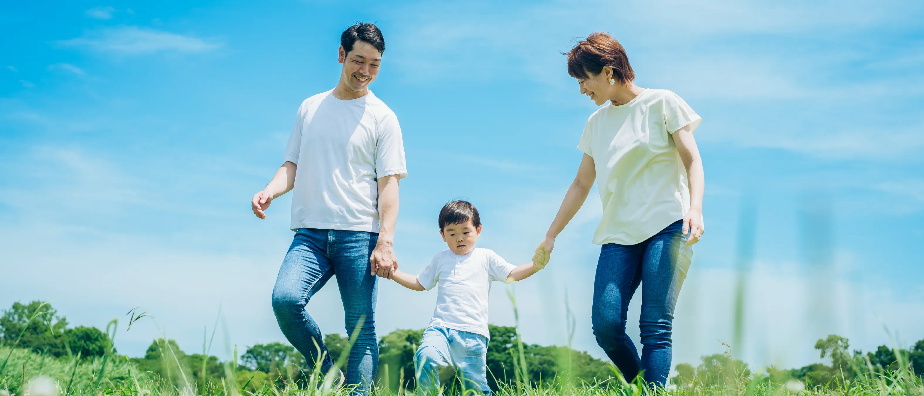 家族が手を繋いでいる写真