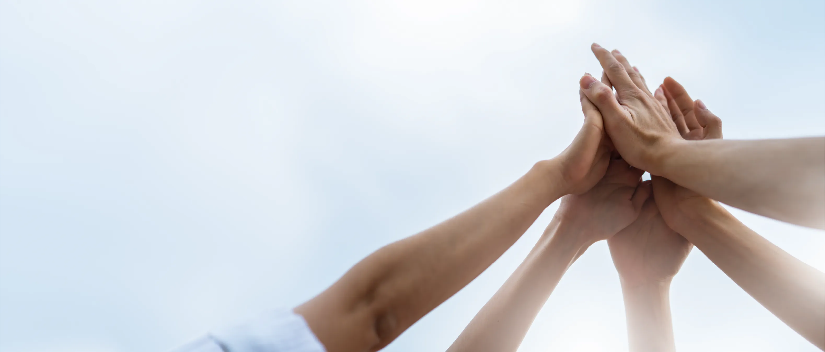 手を合わせているイメージ